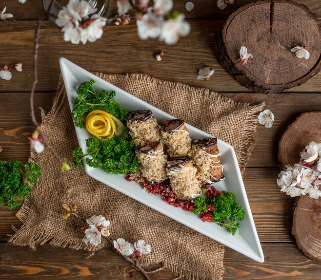 roulettes d'aubergines sur la table