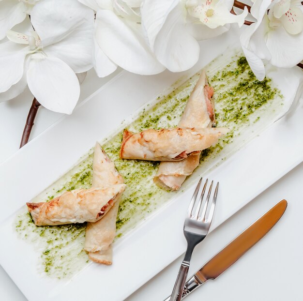 Roulettes de poulet aux légumes sur la table