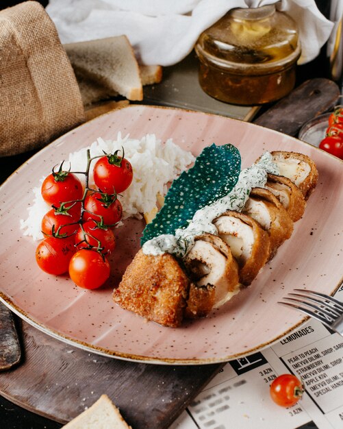 Roulettes de poulet frit avec riz et tomates