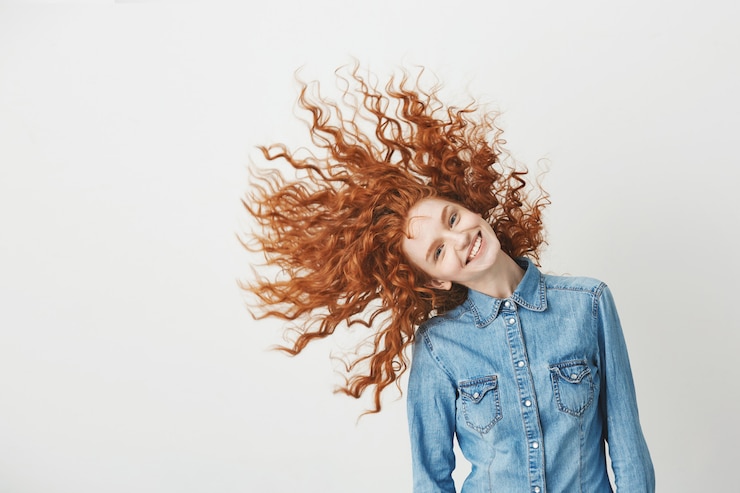 Photo gratuit rousse belle fille souriante souriant secouant les cheveux bouclés