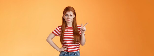 Une rousse douteuse n'achète pas vos pourparlers avec un sourire narquois hésitant à exprimer son incrédulité peu impressionnée par suspi