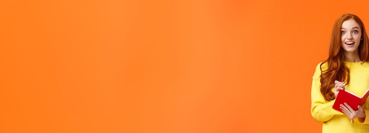 Photo gratuit rousse fascinée rêveuse inspirée et optimiste écrivant une conférence intéressante souriante et gazi