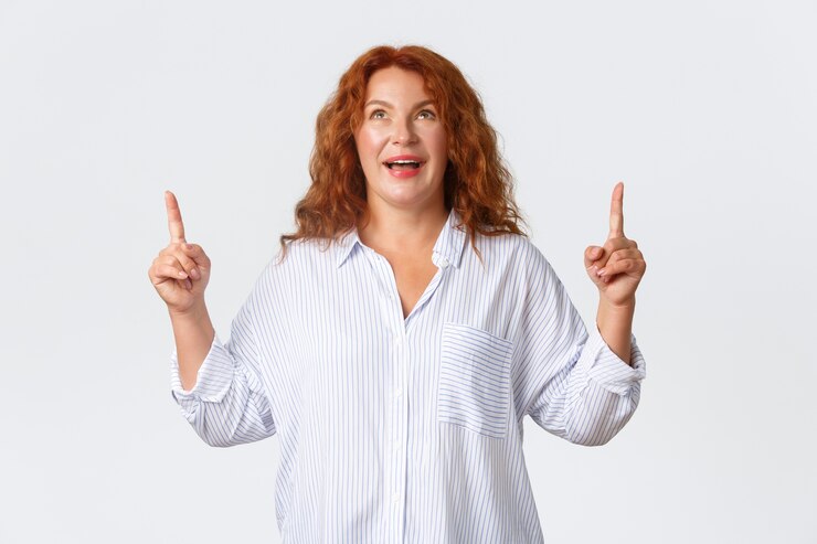 Photo gratuit rousse femme d'âge moyen posant