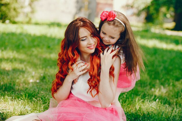 rousse mère et fille dans le parc