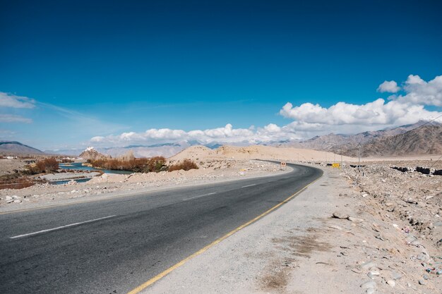 Route et ciel bleu à Leh Ladakh, Inde