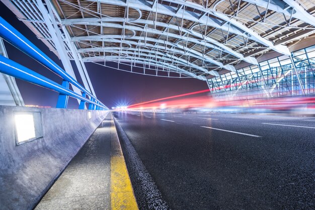 Route de la circulation urbaine avec paysage urbain la nuit