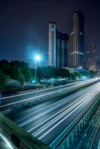 Route de la circulation urbaine avec paysage urbain