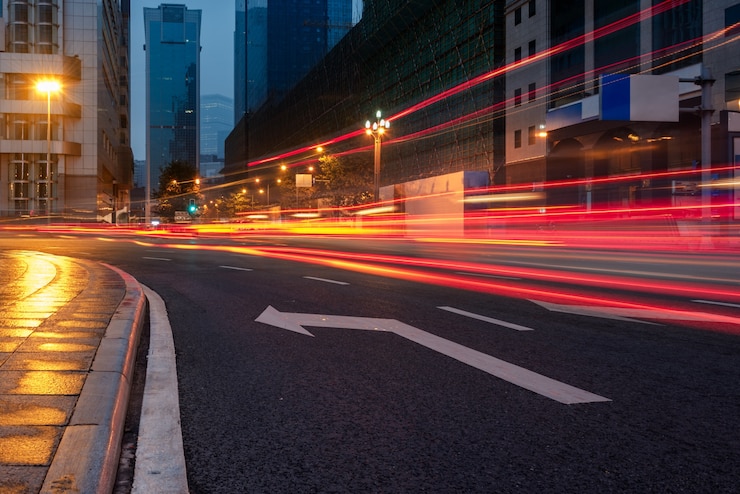 Photo gratuit route de circulation urbaine avec paysage urbain