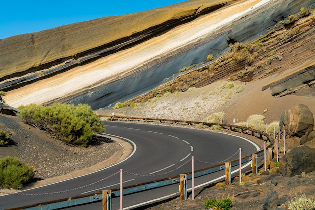 La route a coupé une colline sur le volcan Teide.
