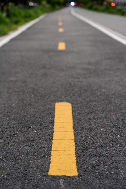 Route cyclable avec un arrière-plan flou