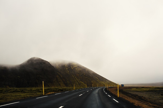 Photo gratuite route dans le brouillard