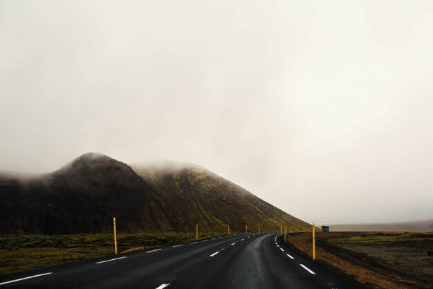 Route dans le brouillard