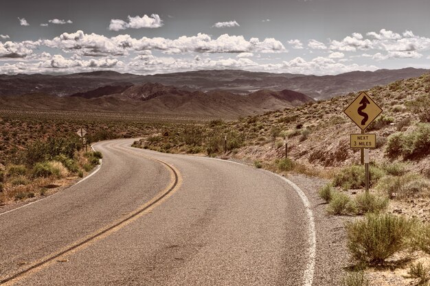 Route sur le désert pendant la journée