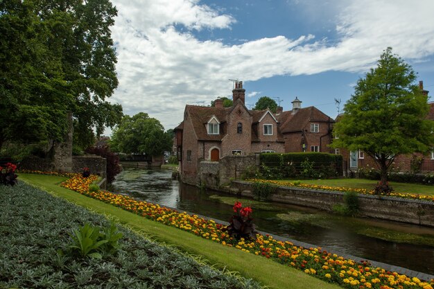 Route entourée de bâtiments et de jardins après la pluie à Canterbury au Royaume-Uni