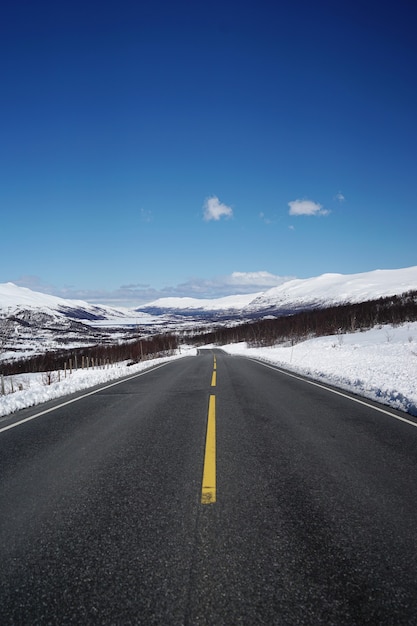 route menant à de belles montagnes enneigées