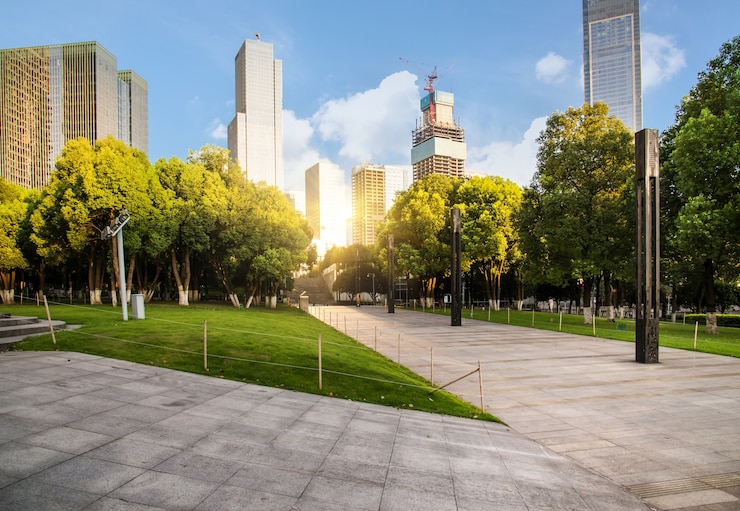 Photo gratuit une route sinueuse à travers un parc urbain