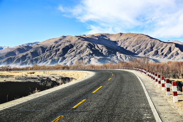 route solitaire avec des montagnes à l&#39;horizon