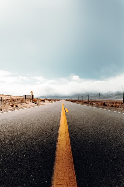 Route à vide dans un paysage désertique