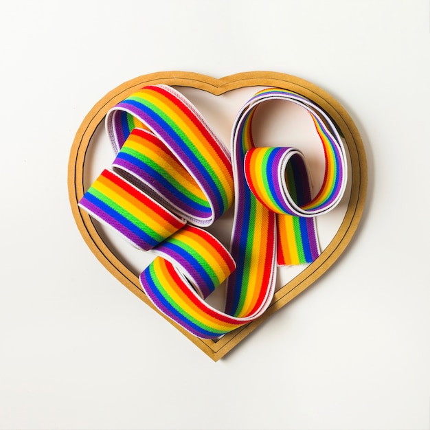 Ruban aux couleurs LGBT parmi le symbole du coeur
