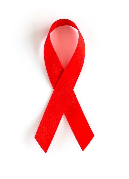 Ruban de coeur rouge de sensibilisation au sida isolé sur fond blanc
