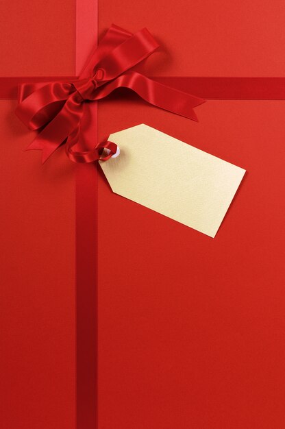 Ruban rouge cadeau fond avec étiquette de cadeau