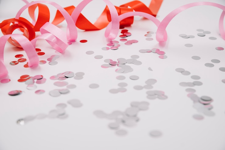 Photo gratuit rubans et paillettes dispersées