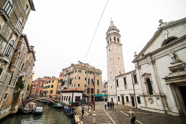 Rue du canal traditionnel avec gondole dans la ville de Venise, Italie