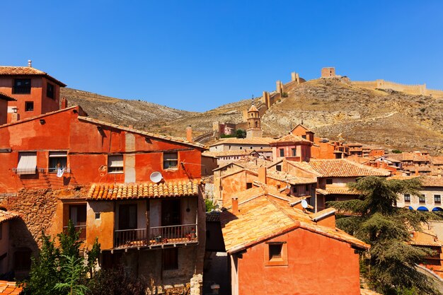 rue médiévale avec un ancien mur de forteresse à Albarracin