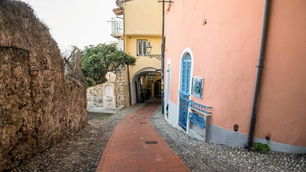 Rue médiévale étroite à Sanremo Italie