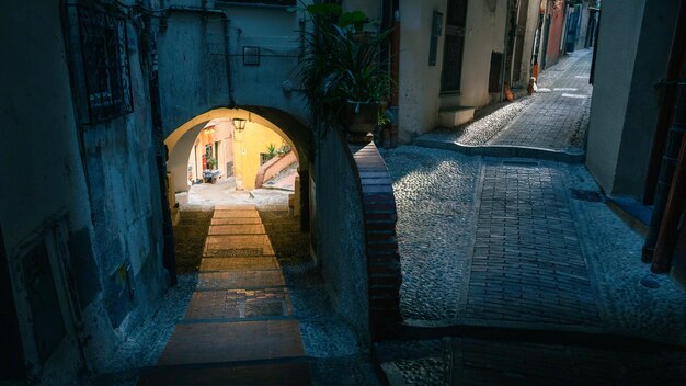 Rue médiévale étroite à Sanremo la nuit Italie