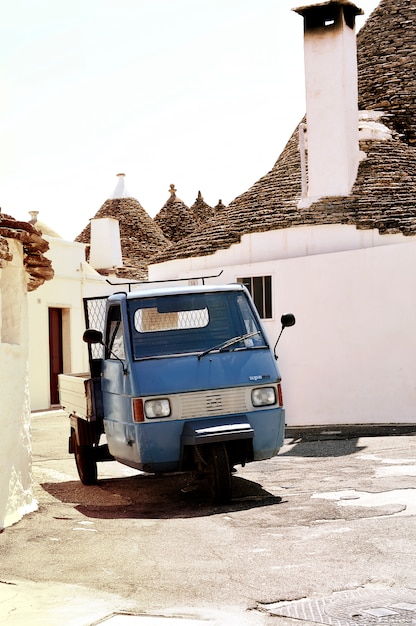 Rue avec une petite voiture bleue