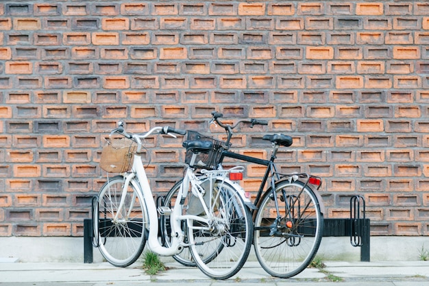 Photo gratuite rue de stationnement de vélos contre le mur