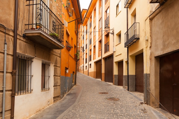 rue à la ville espagnole dans la journée. Teruel