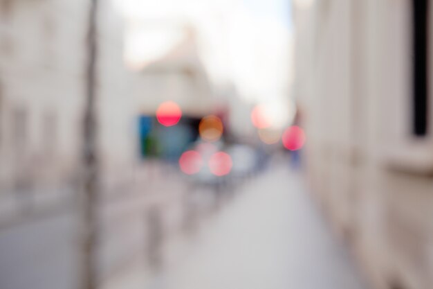 Rue avec une voiture avec feux stop