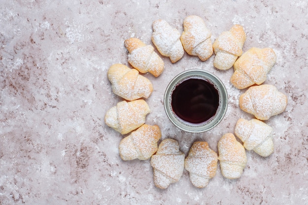 Rugelach maison avec remplissage de confiture, vue de dessus