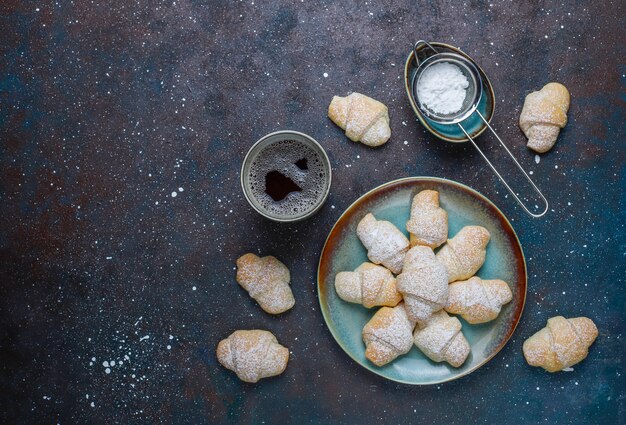 Rugelach maison avec remplissage de confiture, vue de dessus