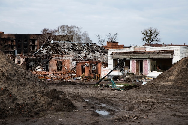 Photo gratuite ruiné la guerre de la maison russe en ukraine