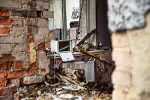 Photo gratuite ruiné la guerre de la maison russe en ukraine