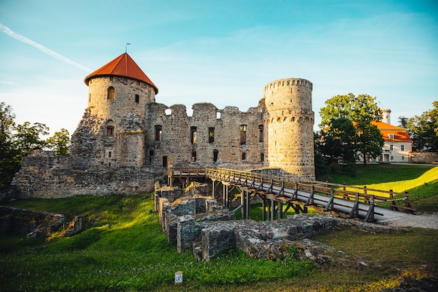 Les ruines de l'ancien château de livonie dans la vieille ville de cesis en lettonie pendant un coucher de soleil chaud