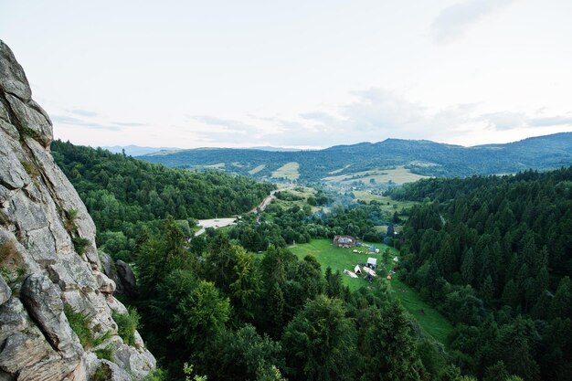 Ruines de la forteresse de Tustan de roches à l'Ukraine des Carpates Vue sur le village de camping