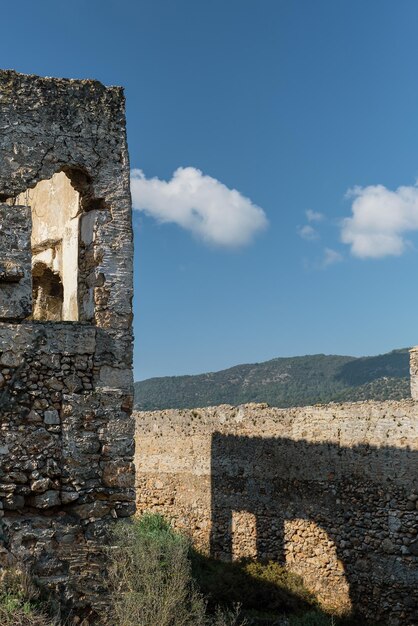 Les ruines de la ville grecque abandonnée de Levissi près du village de Kayakoy à Fethiye Turquie sur fond de cumulus la tragédie des guerres Site de l'ancienne ville de Karmilissos