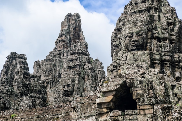 Ruines de visages dans les montagnes