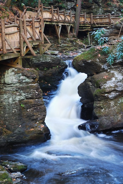 Ruisseau d'automne avec sentier de randonnée et rochers