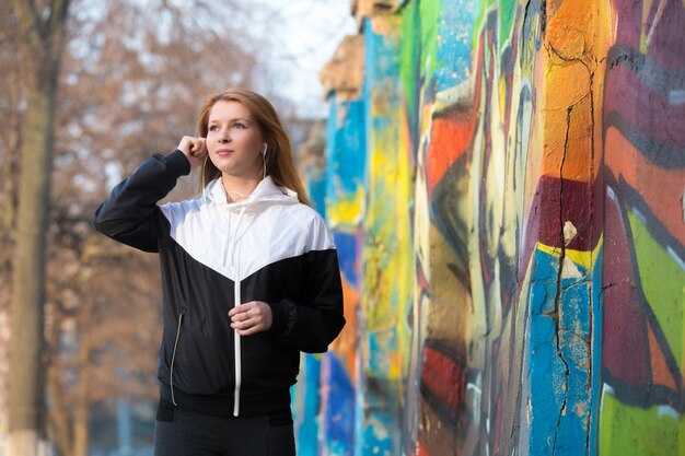 Runner girl met des écouteurs