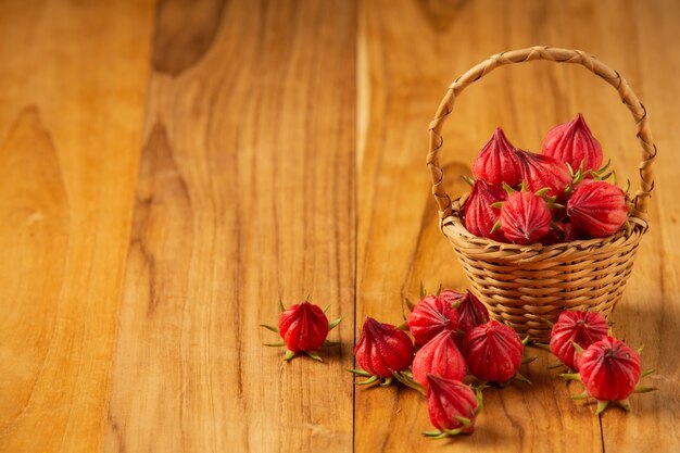 Sabdariffa hibiscus frais ou roselle dans un semis placé sur un vieux plancher en bois.