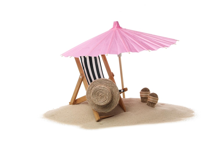 Photo gratuit sable avec accessoires d'été isolé sur fond blanc