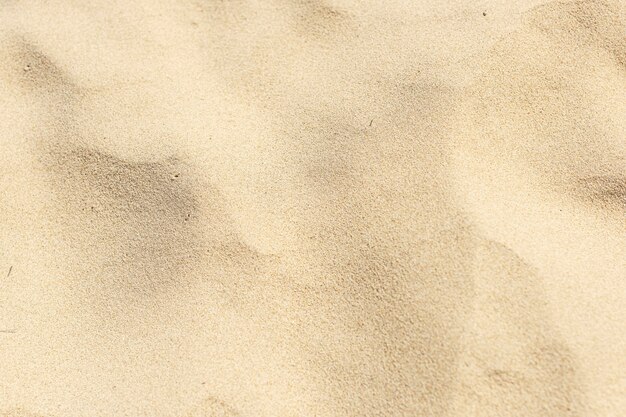 Sable jaune naturel sur le fond de la plage