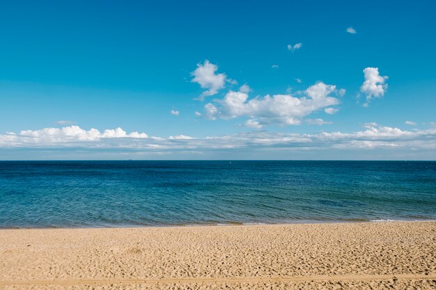 sable et mer et fond de ciel bleu