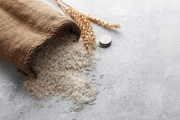 Sac à angle élevé avec du riz et des céréales