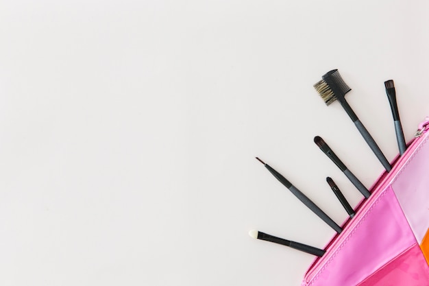 Photo gratuite sac avec des applicateurs de maquillage